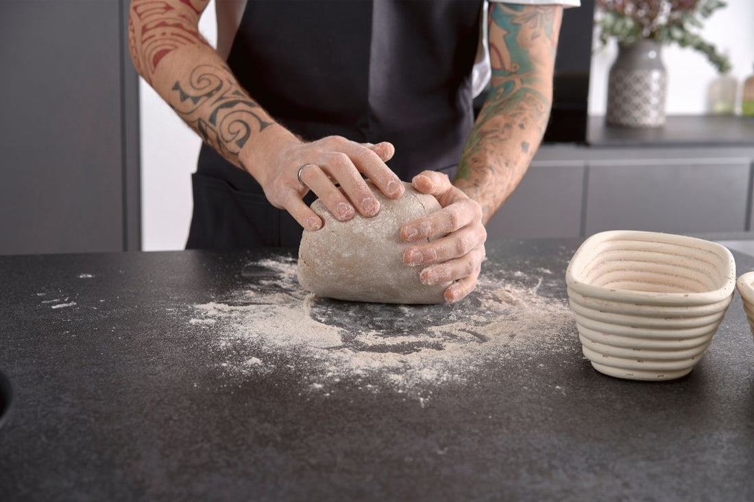 Sourdough: mixing the dough 